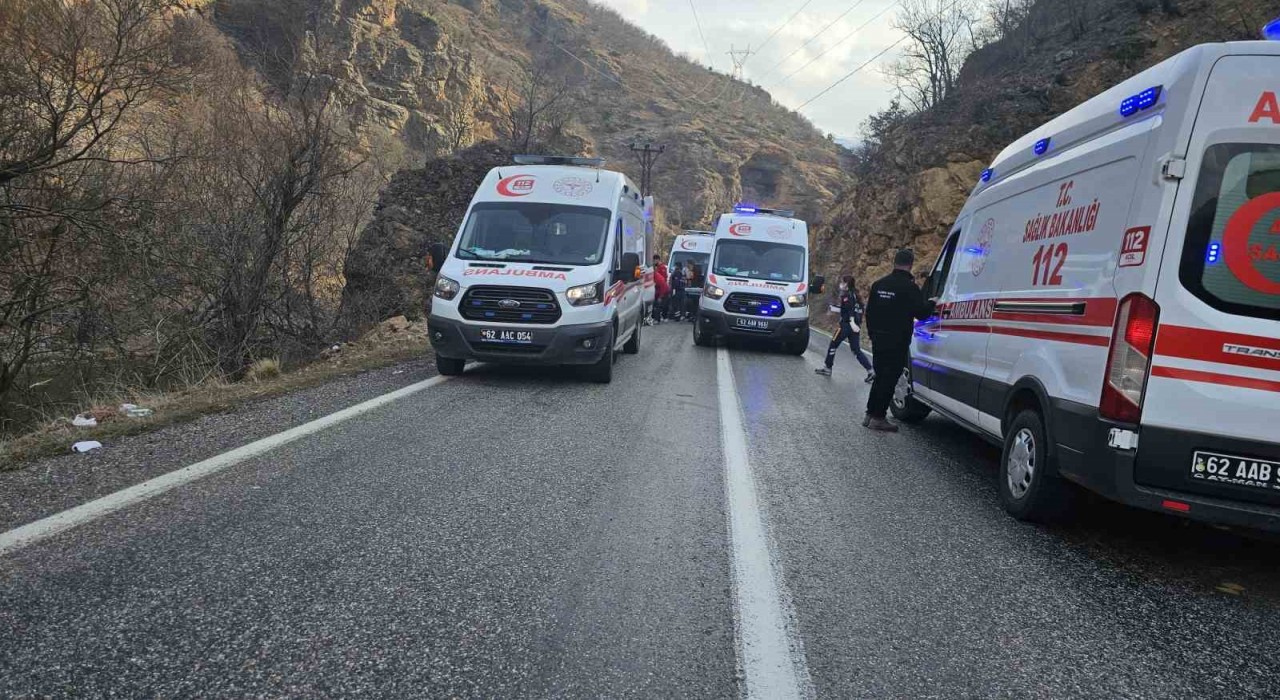 Tuncelide feci kaza: Otomobil kayaya çarptı 1, ölü 5 yaralı