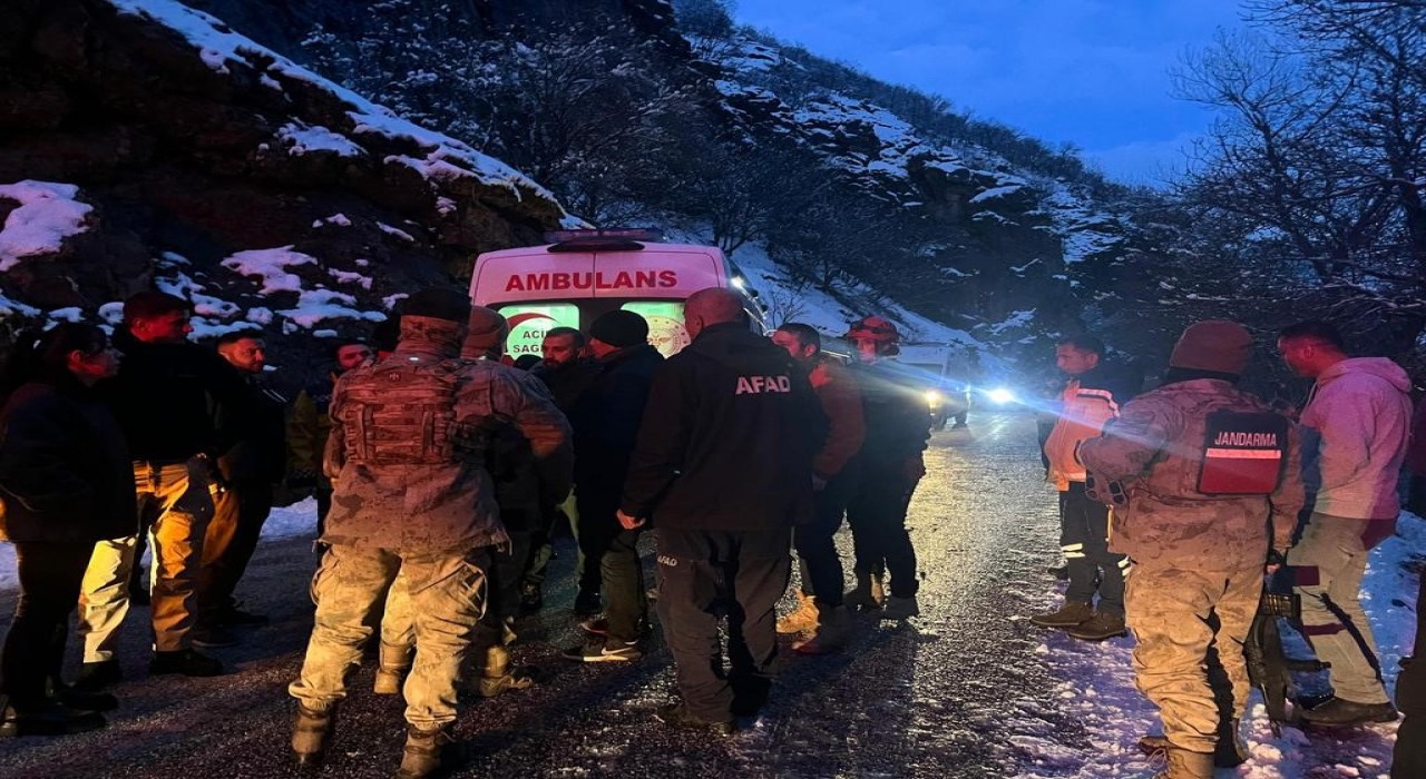 Tuncelide kar yağışı nedeniyle kayganlaşan yolda kaza: 3 yaralı