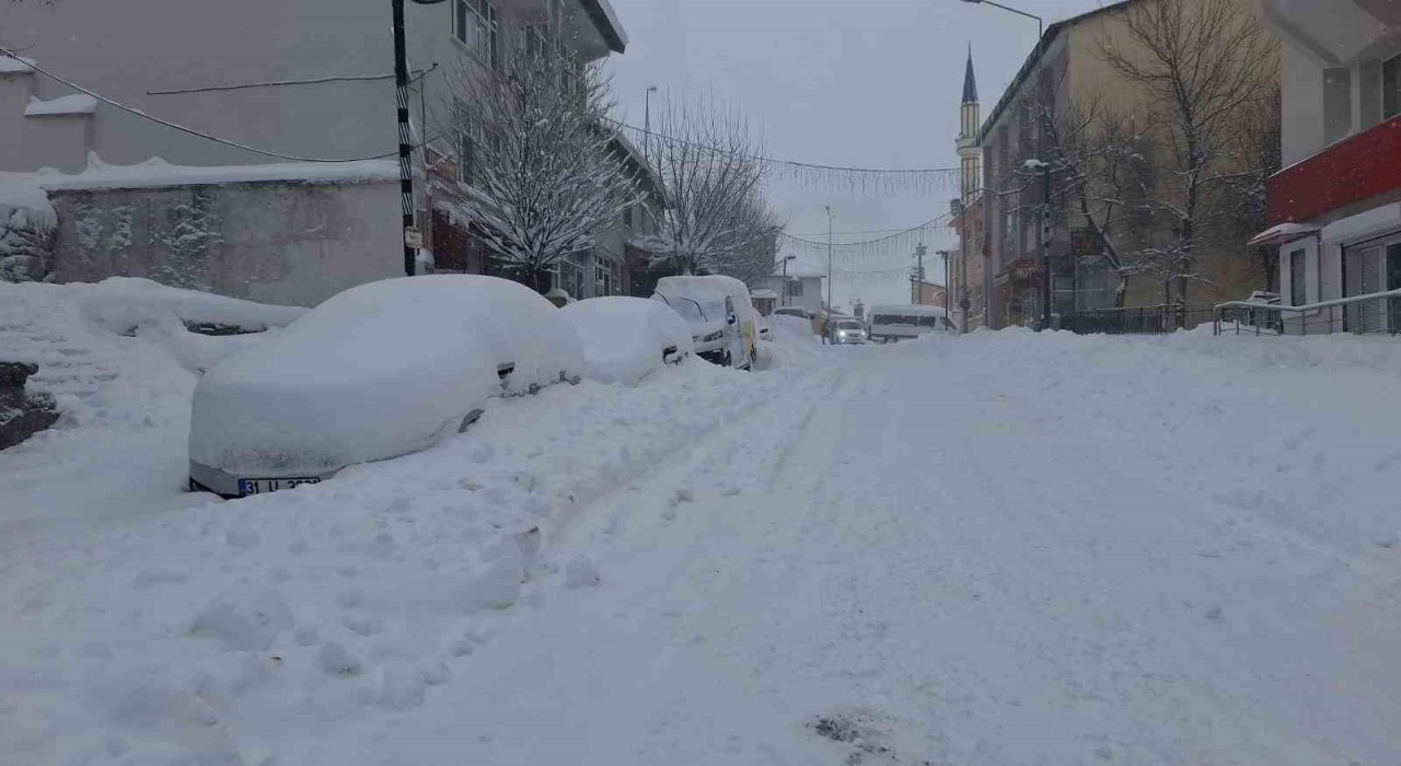 Tuncelide köy yolları kapandı, okullar tatil edildi
