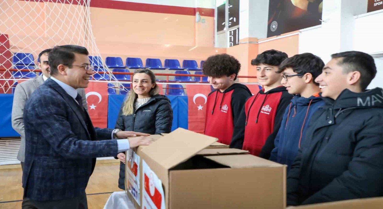 Tuncelide, okullara spor malzemesi yardımı