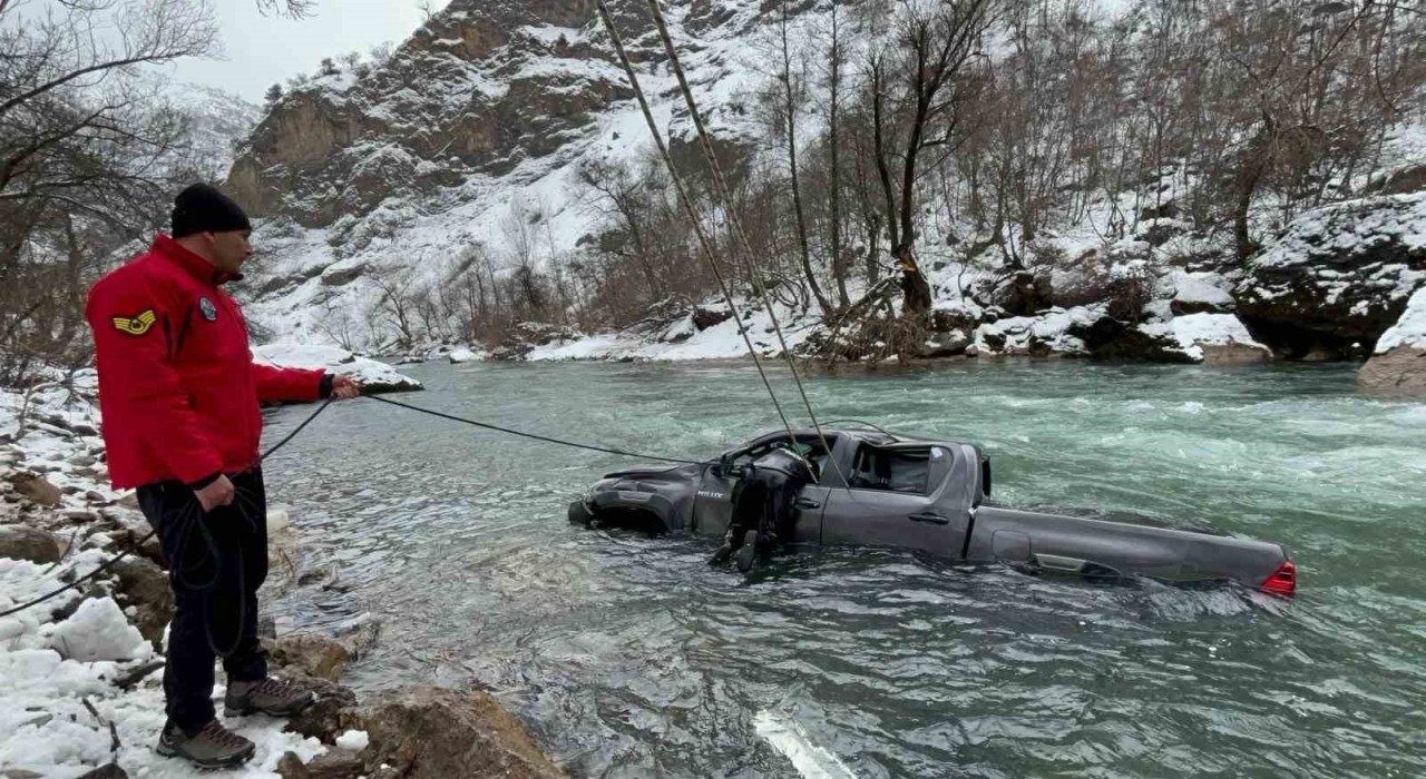Tuncelide otomobil çaya düştü: 1 yaralı
