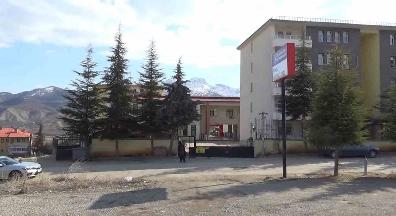 Tunceli’de Üniversite Öğrencisi 5’inci Kattan Atladı
