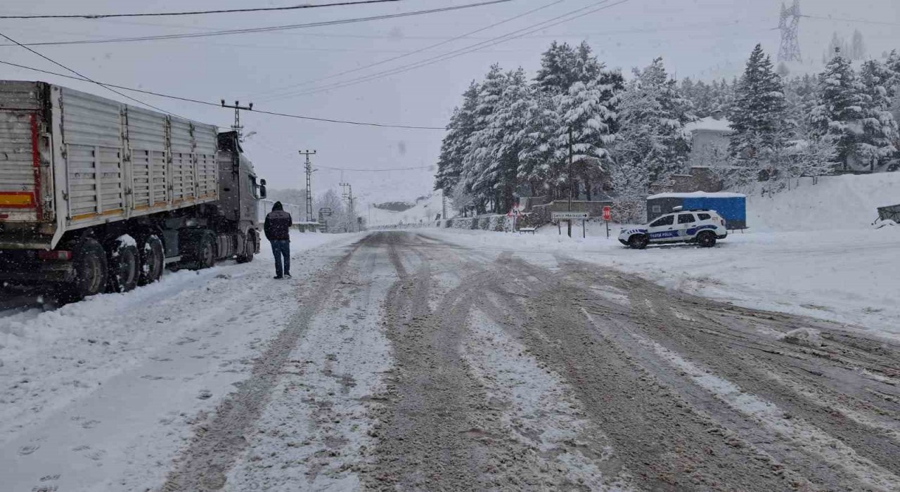 Tuncelinin Pülümür ilçesi ile Erzincan sınırı arası, ağır tonajlı araç geçişlerine kapatıldı