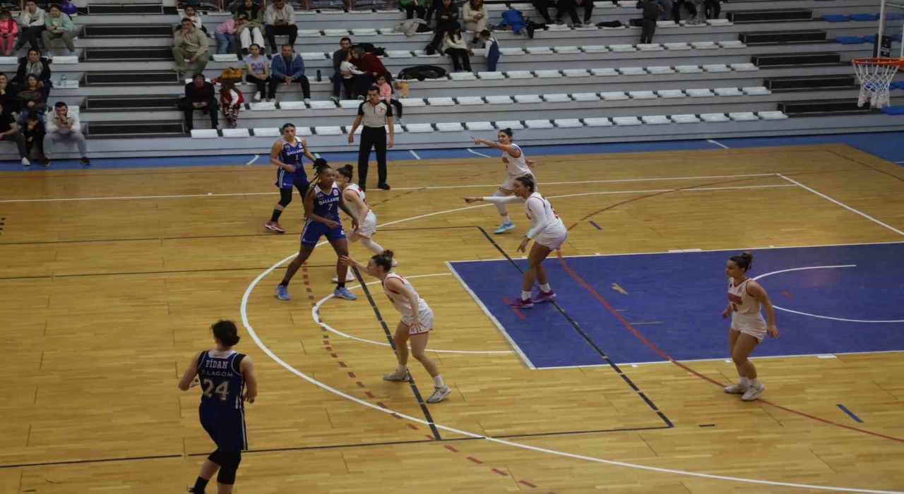 Turgutlu Belediyesi Kadın Basketbol evindeki yenilmezlik serisi devam ediyor