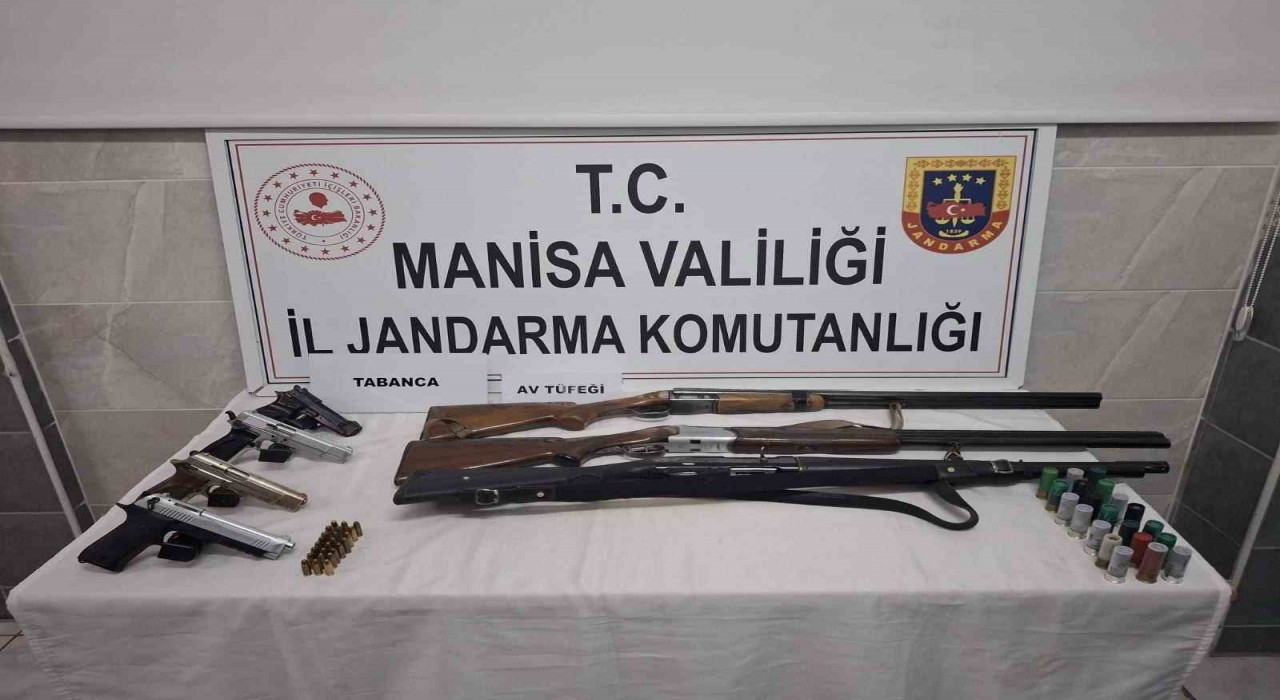 Turgutluda silah tacirlerine operasyon