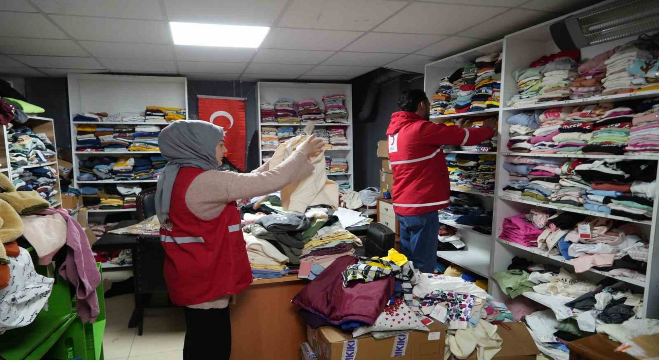 Türk Kızılayı Niğdede ihtiyaç sahiplerine kıyafet desteği sağlıyor