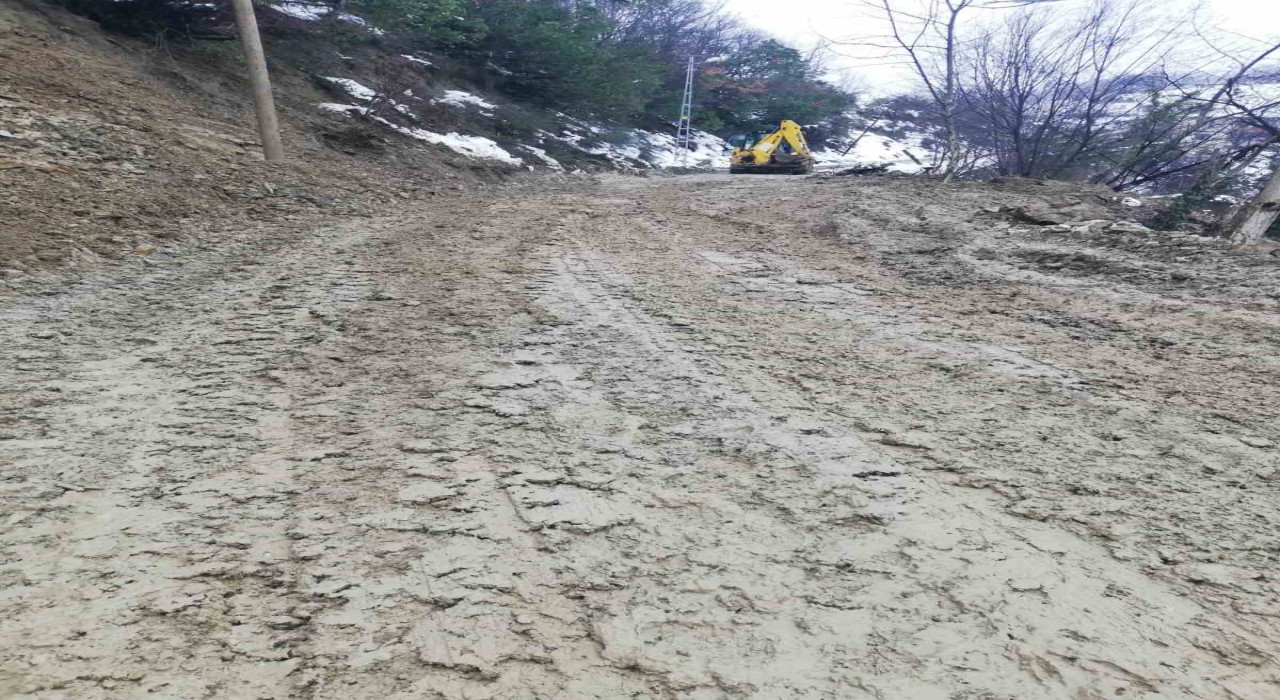 Türkelide heyelan nedeniyle kapanan yol ulaşıma açıldı