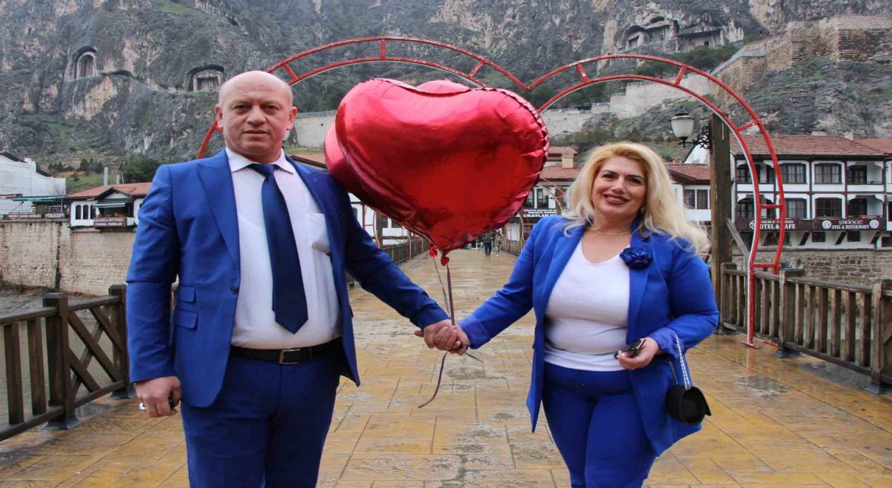 Türkiyenin en renkli aşıkları: 26 yıldır aynı renk elbiseler giyiyorlar