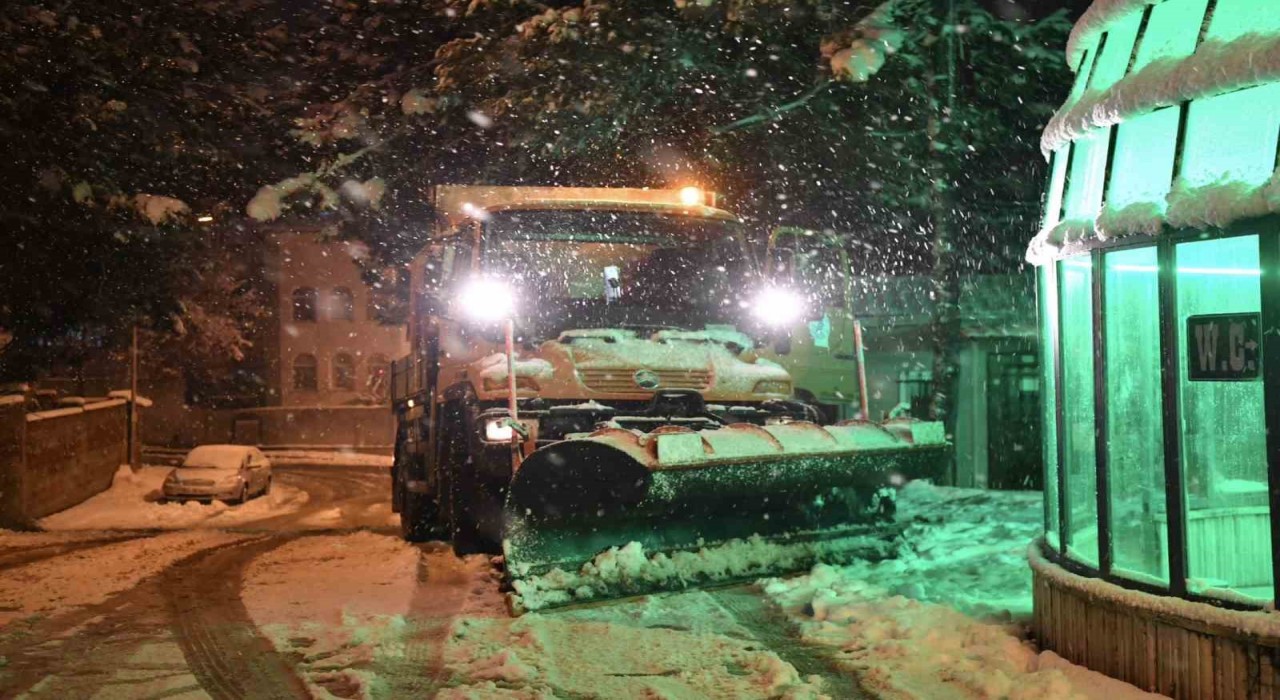 Tuzla Belediyesinden karla mücadelede örnek çalışma