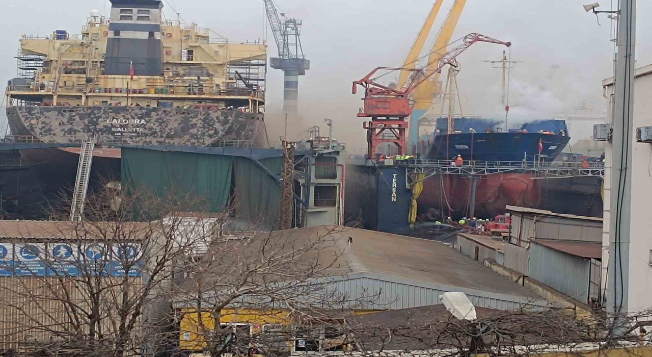 Tuzla Tersanesinde bulunan bir gemide yangın çıktı. Olay yerine çok sayıda itfaiye ekibi sevk edildi.
