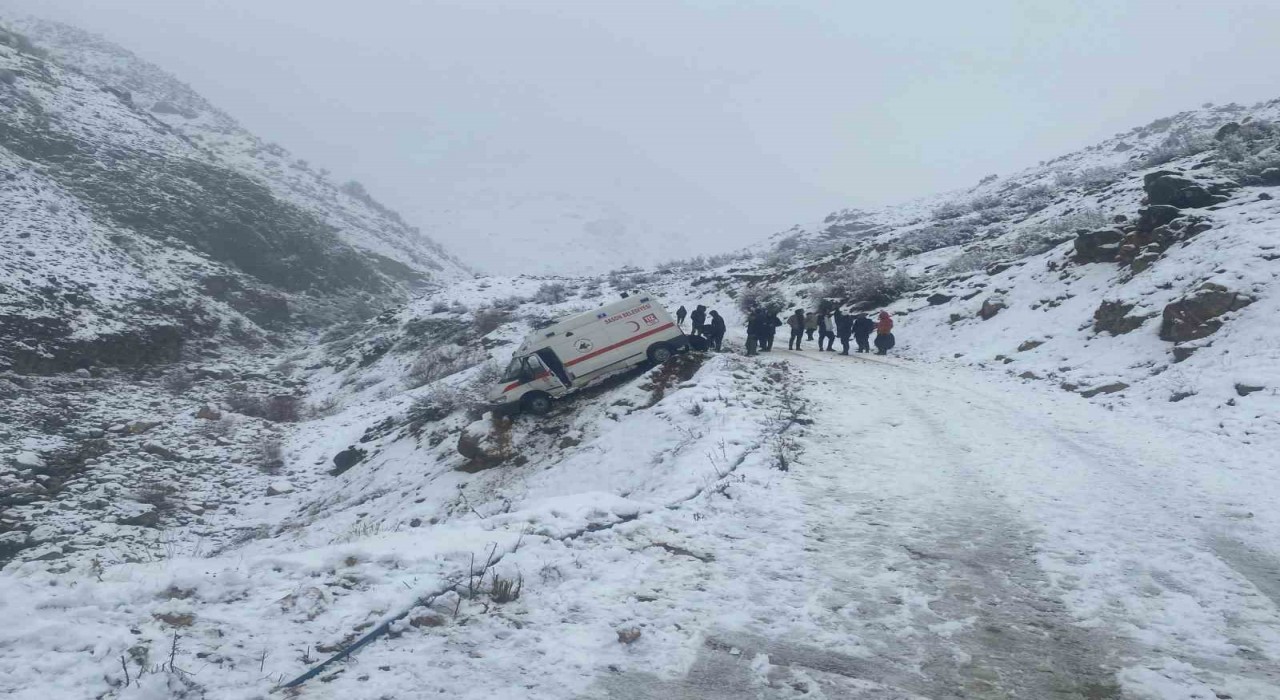 Uçuruma sürüklenen cenaze aracı, yuvarlanmaktan kaya sayesinde kurtuldu