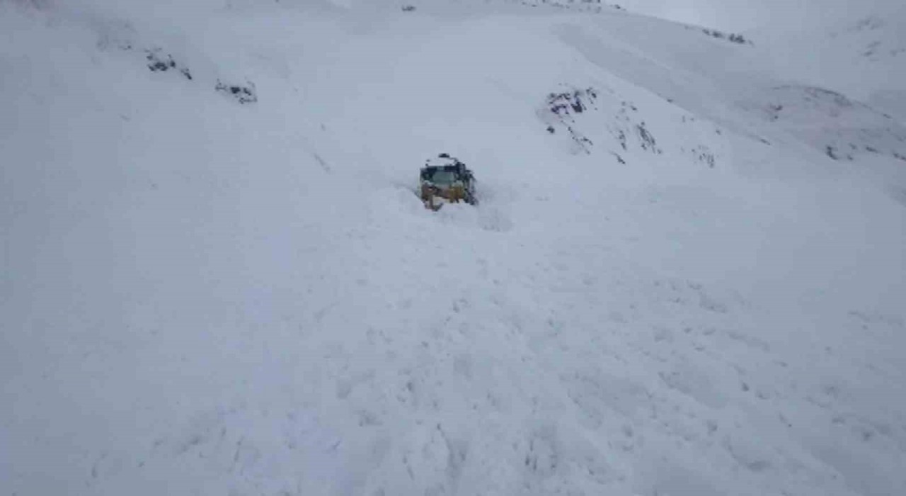 Ulaşıma kapanan yolu açmaya çalışırken çığ altında kaldı