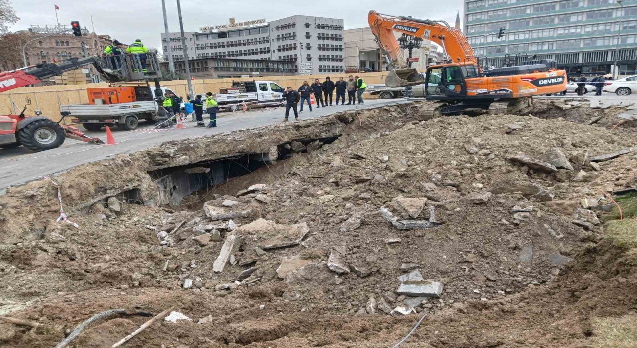 Ulus Meydanında göçük paniği