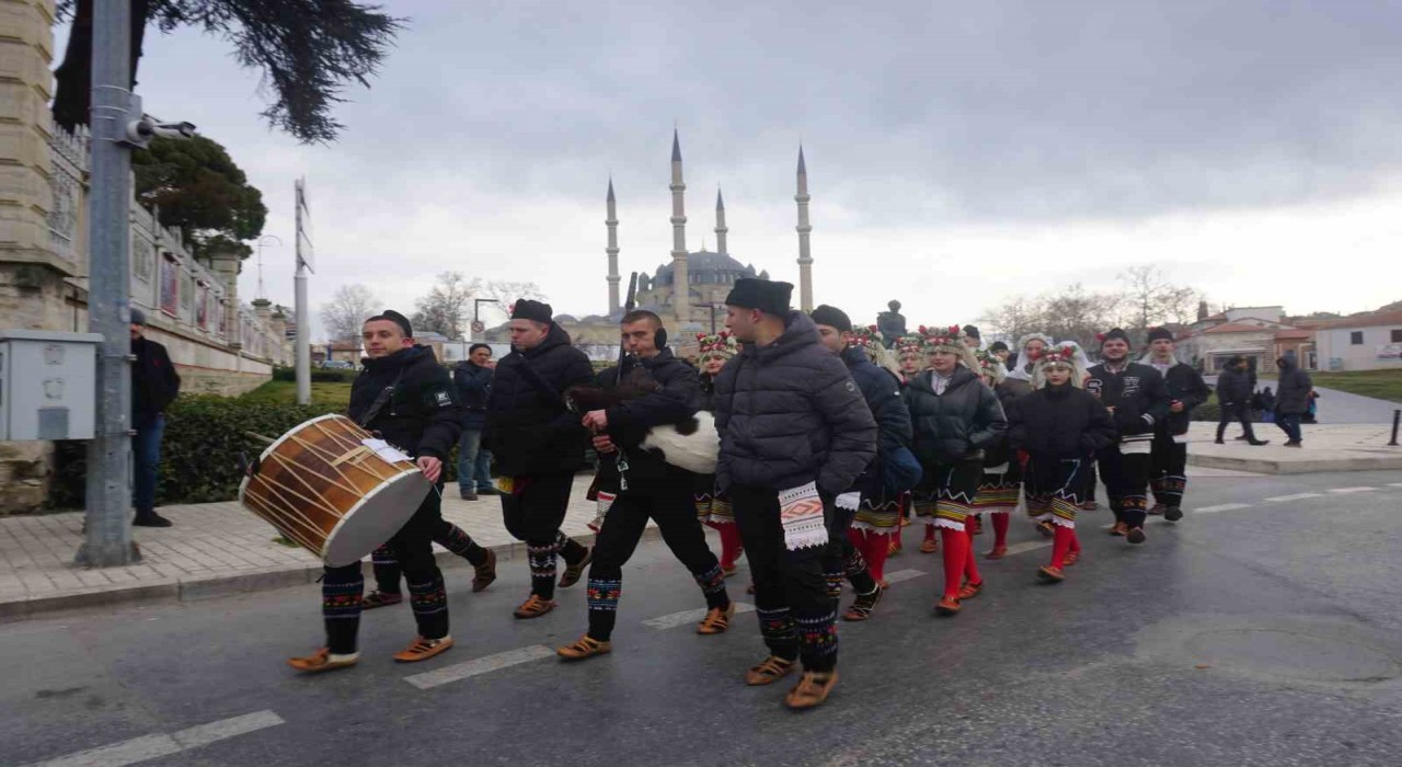 Uluslararası Balkan Halk Oyunları Festivalinde renkli görüntüler oluştu