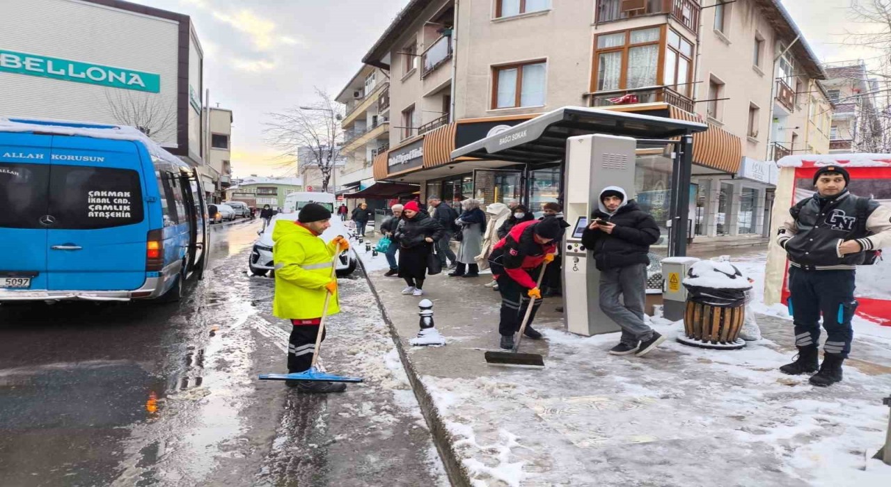 Ümraniye Belediyesi Kar Timleri göreve hazır: İlçe genelinde kesintisiz mücadele