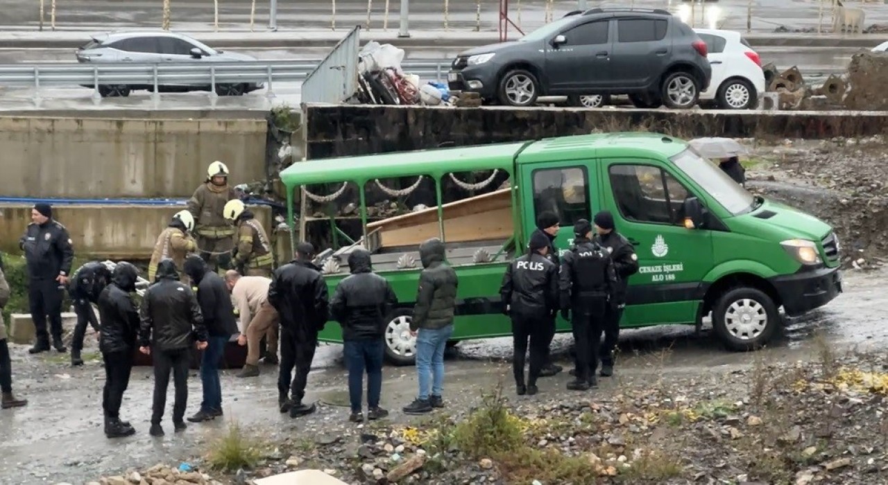 Ümraniyede derede erkek cesedi bulundu