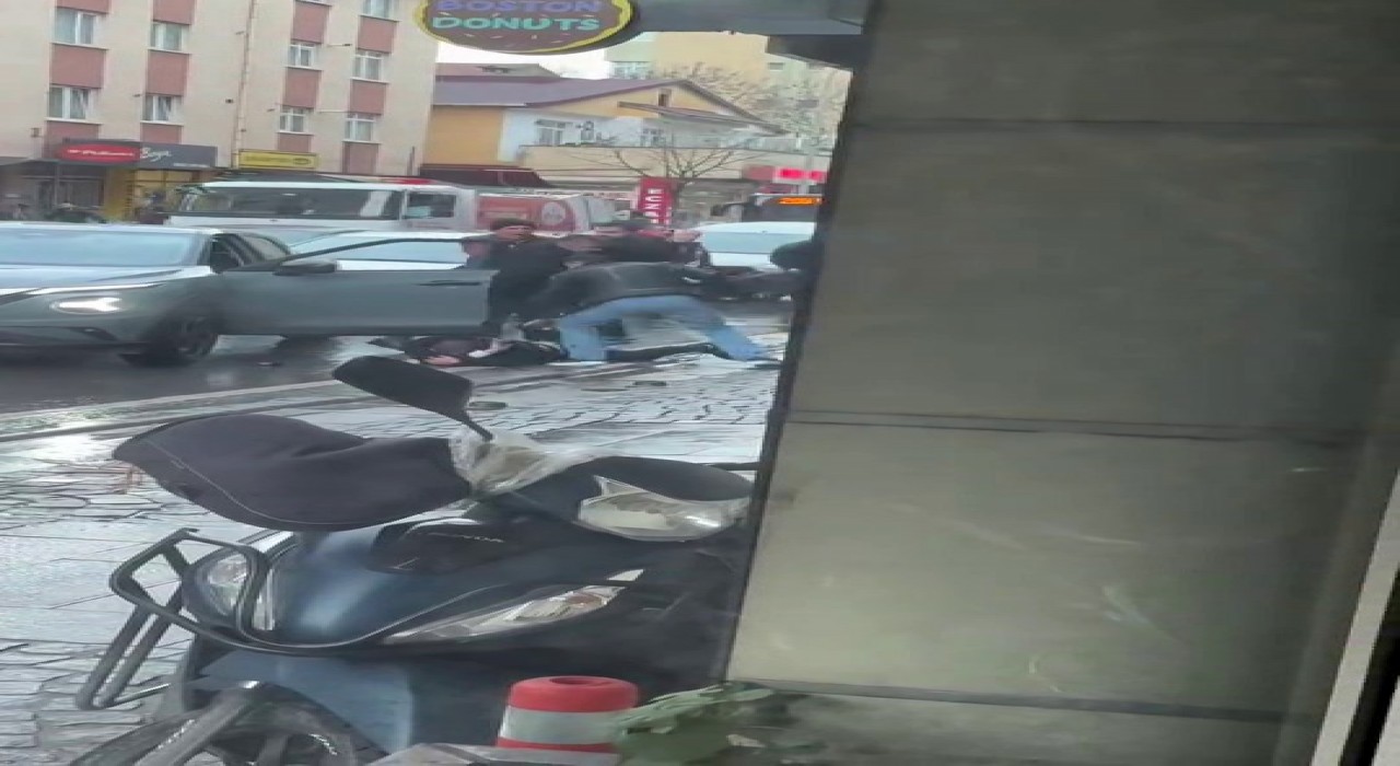 Ümraniyede park yeri kavgası: 3 kişi sürücüye saldırdı