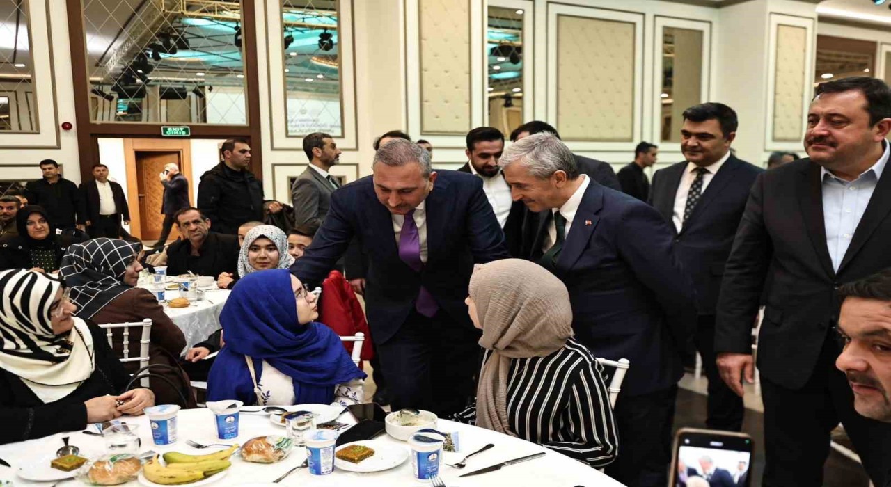 Umreden dönen öğrenciler ve aileleri protokol ile yemekte buluştu