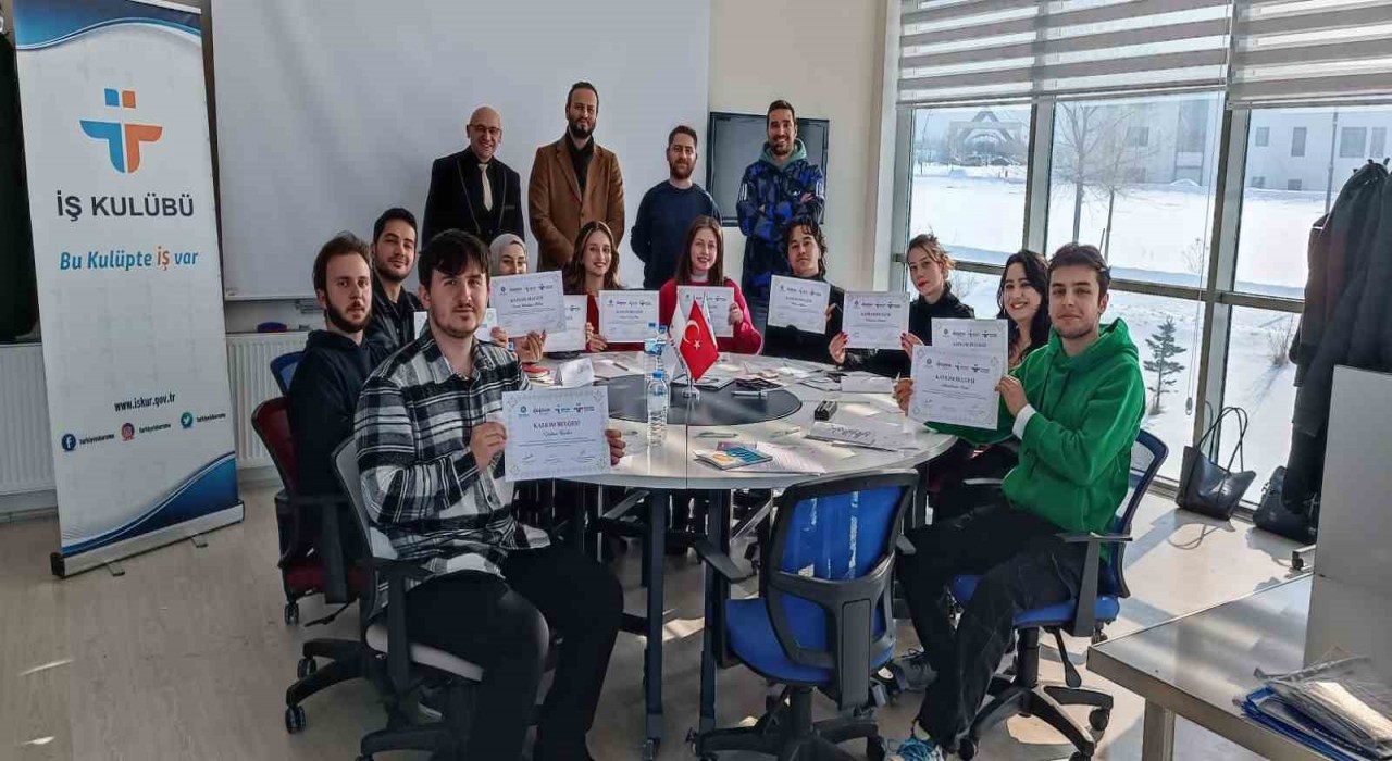 Üniversite öğrencileri iş hayatına hazırlanıyor