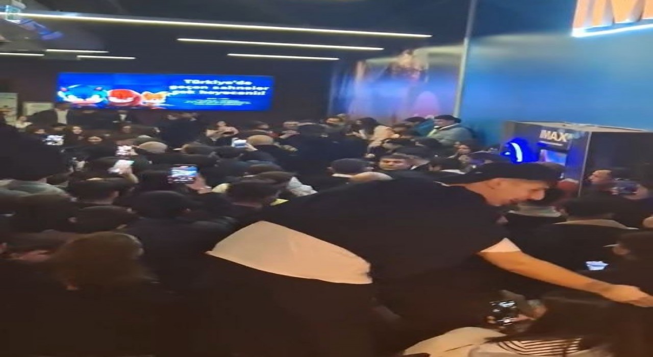 Ünlü isimlerin geldiği film galasında izdiham: Kavga sırasında yangın tüpü sıktılar