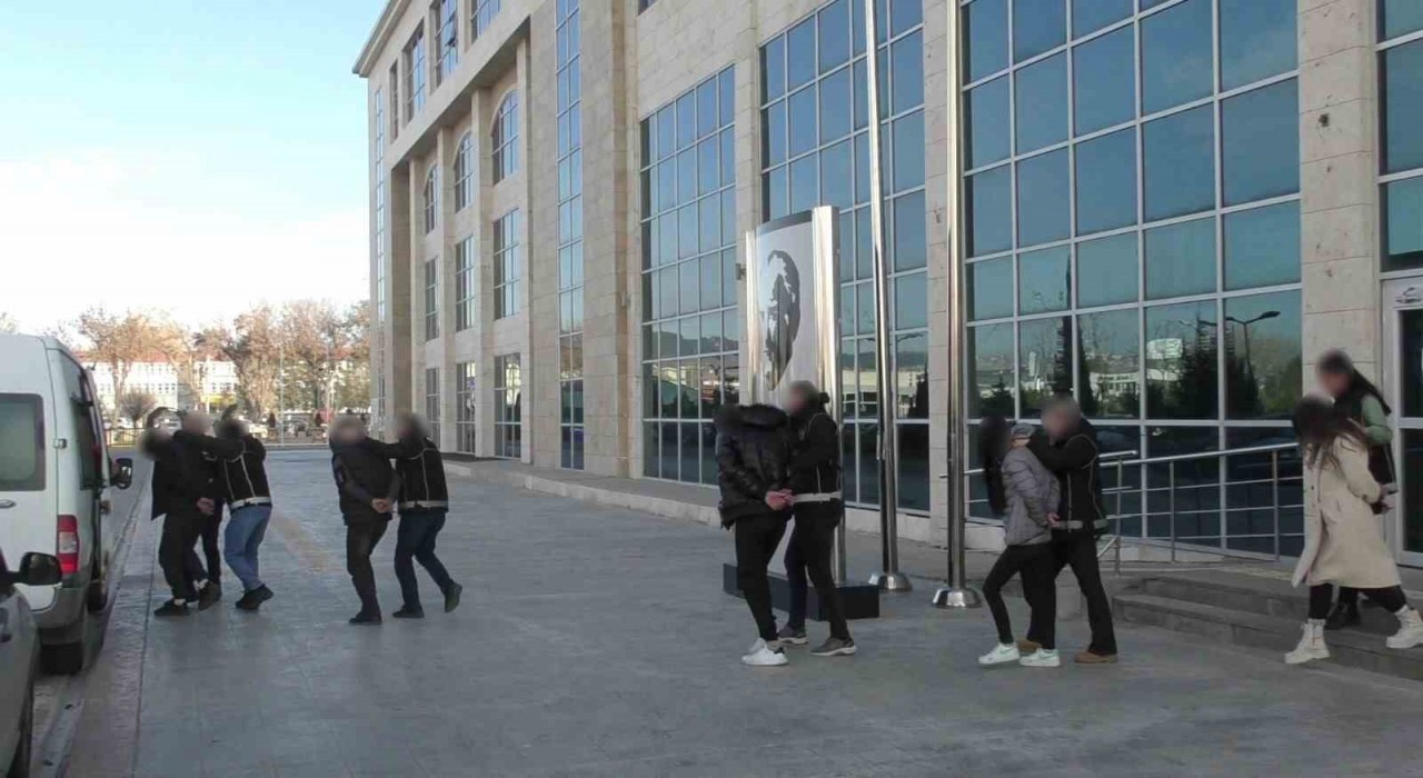 Uşakta 5 uyuşturucu satıcısı tutuklandı