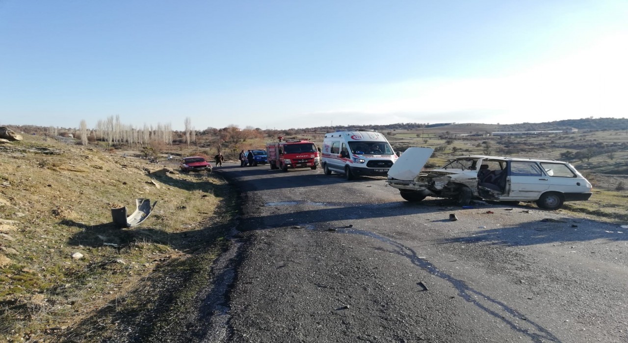 Uşakta iki otomobil çarpıştı: 1i ağır 5 yaralı