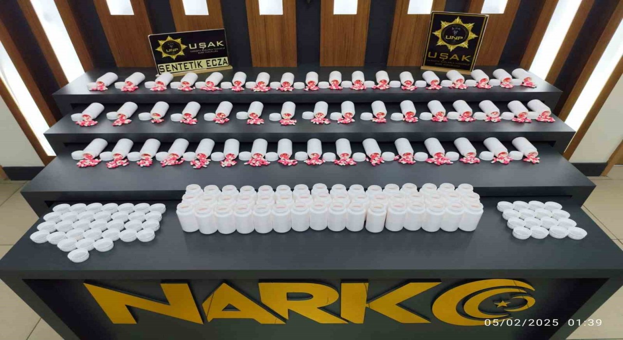 Uşakta otomobil içerisinde çok sayıda uyuşturucu ele geçirildi