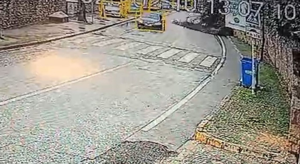 Üsküdarda istinat duvarı çöktü, bir araç toprak altında kalmaktan saniyelerle kurtuldu
