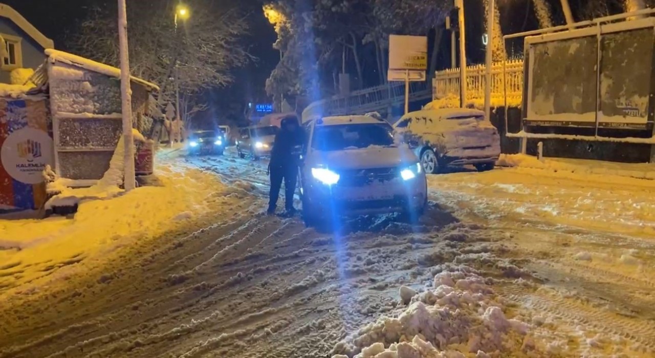 Üsküdarda sürücüler kar nedeniyle zor anlar yaşadı