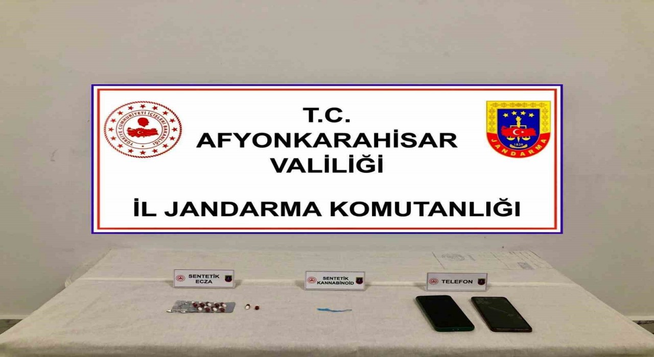 Uyuşturucu ile yakalanan iki kişi gözaltına alınan