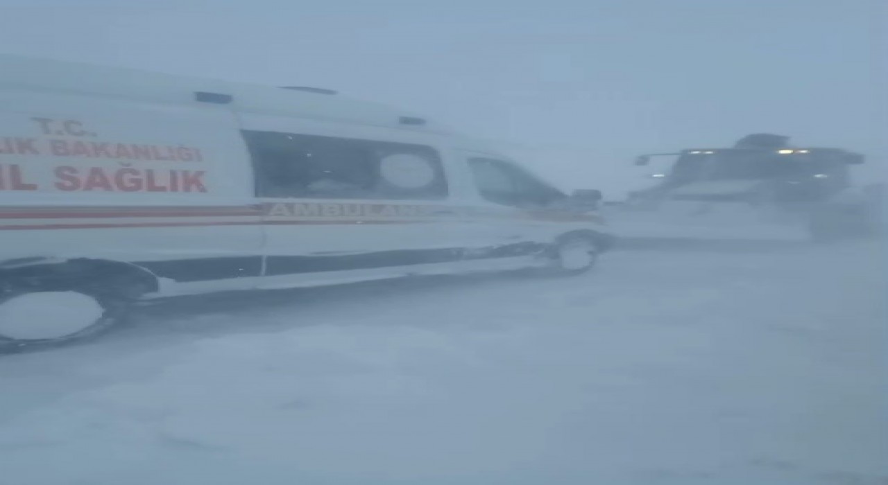 Vakaya giderken karlı yolda kalan ambulansı belediye ekipleri kurtardı