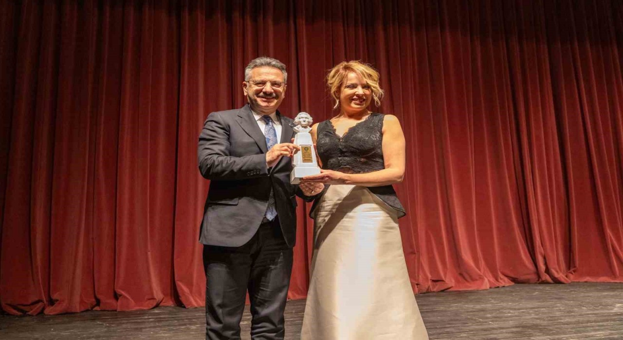 Vali Aksoy ve eşi Rauf Denktaşı anma konserine katıldı