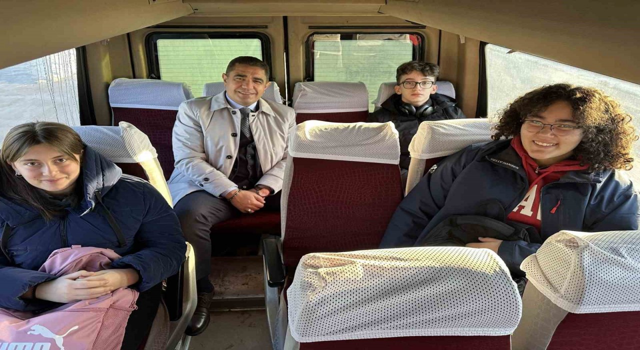 Vali Aslan kızının okul servisine binerek güne başladı