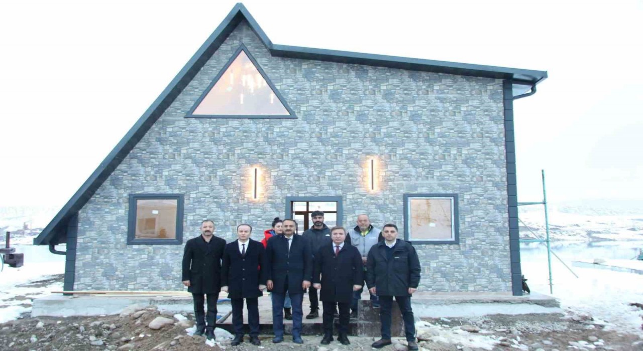 Vali Aydoğdu, İliçte yaptırılan bungalov evlerde incelemelerde bulundu