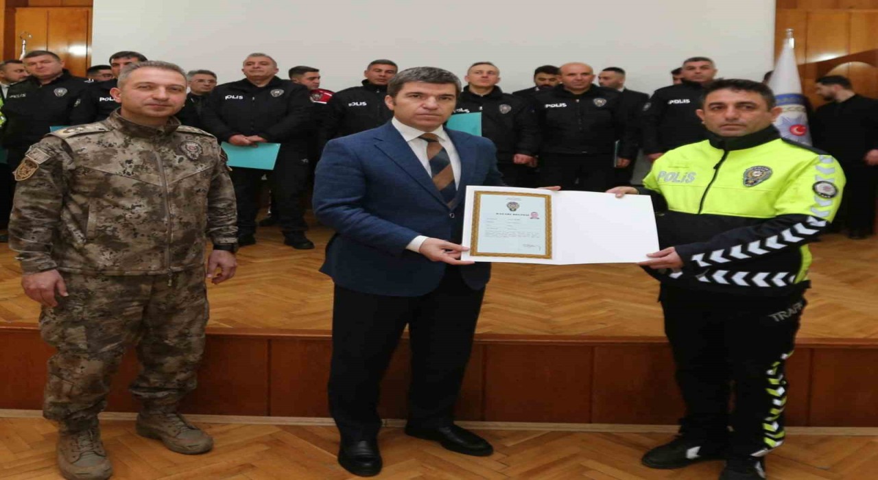Vali Bakandan 47 polise başarı belgesi