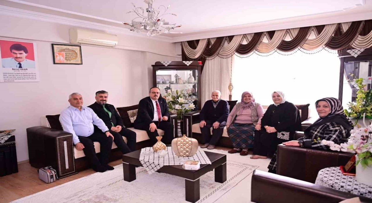 Vali Canbolat, ilk şehit öğretmen Akarın ailesine misafir oldu