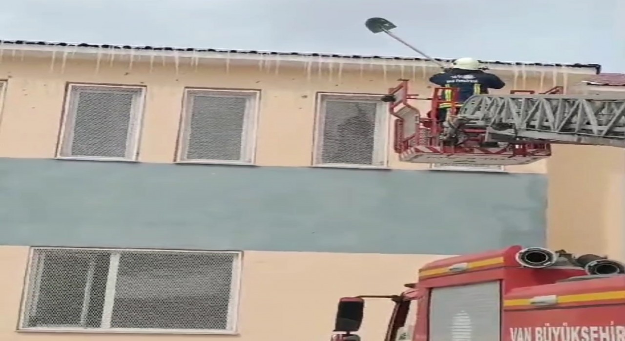 Vanda çatılarda tehlike saçan buz sarkıtları temizlendi