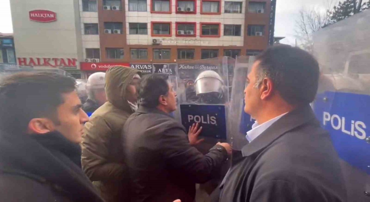 Vanda izinsiz yürüyüşte gerginlik: DEM Partili Mahmut Dindar polis kalkanını kırdı