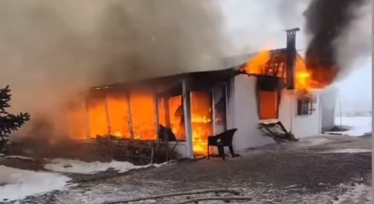 Vanda prefabrik ev alevlere teslim oldu