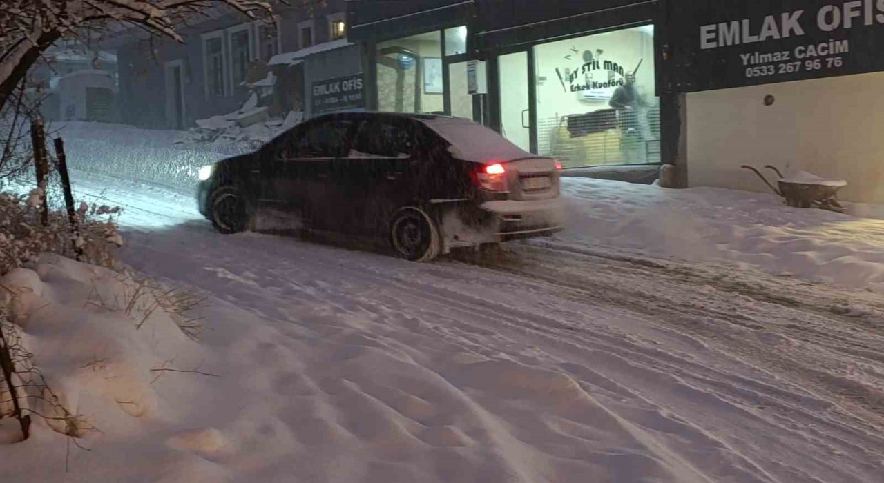Vanda yoğun kar yağışı nedeniyle uçak seferleri iptal edildi