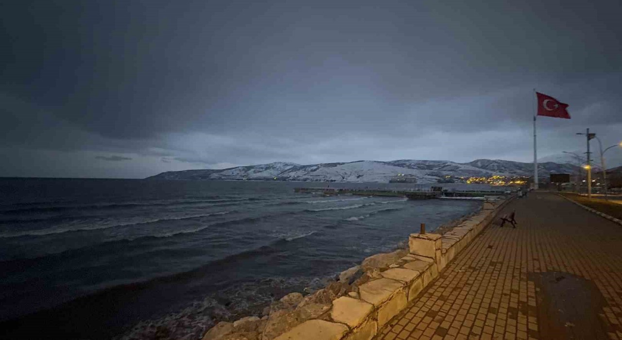 Bitlis’te Etkili Fırtına, Van Gölü’nde Büyük Dalgalara Yol Açtı