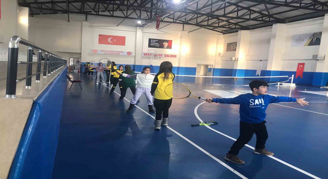 Vartoda kort tenisi kurslarına yoğun ilgi