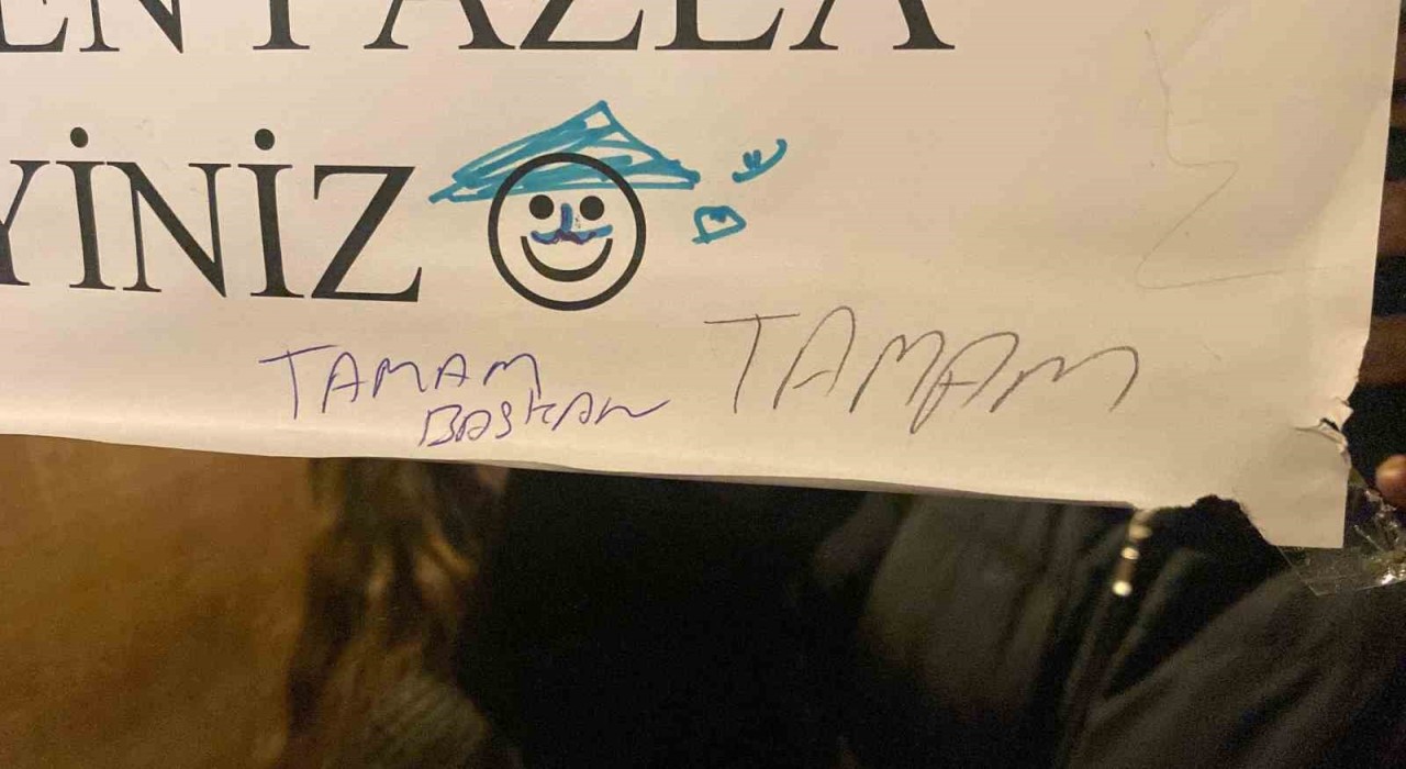 Vatandaşlar sürekli asansörün tonaj sınırını aşınca bina sakinleri her yere uyarı astı