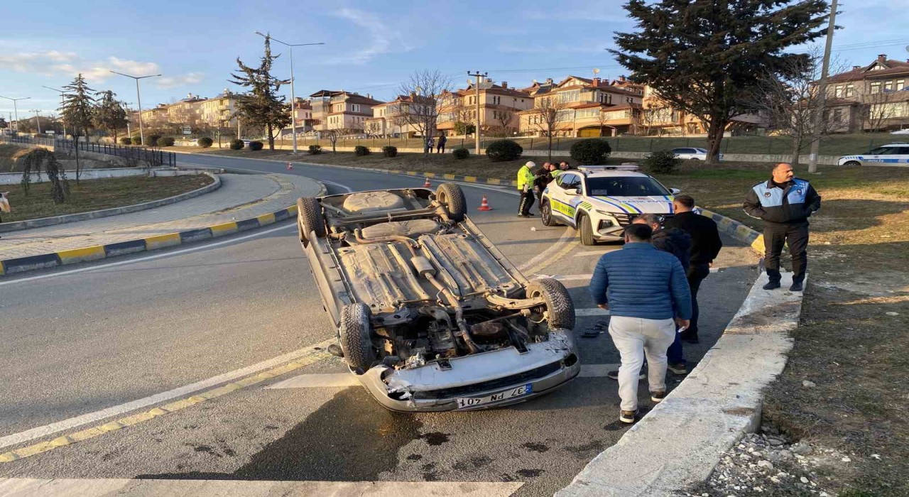 Virajı alamayan otomobil takla attı: Anne ve çocuğu yaralandı