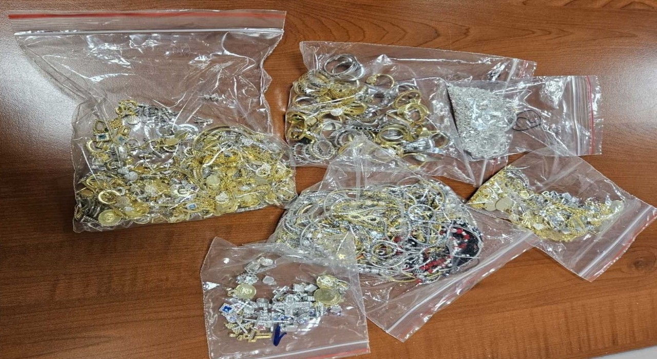 İç Çamaşırlarına Sakladıkları Takılar Ele Geçirildi
