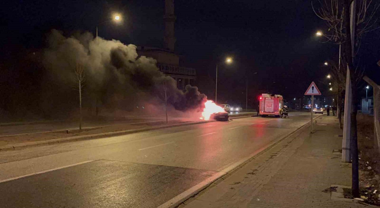 Yakıt aldıktan hemen sonra tutuşan aracından atladı, canını zor kurtardı
