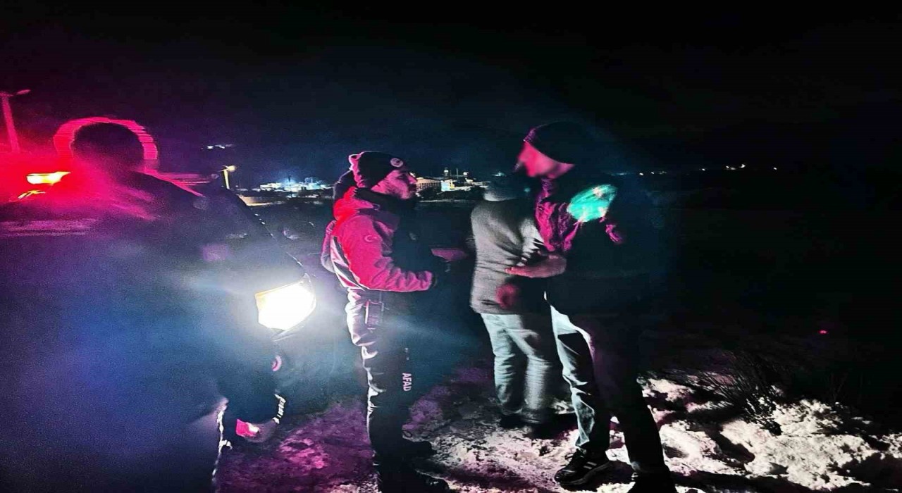 Yalovada araçlarıyla mahsur kalan 3 kişi kurtarıldı