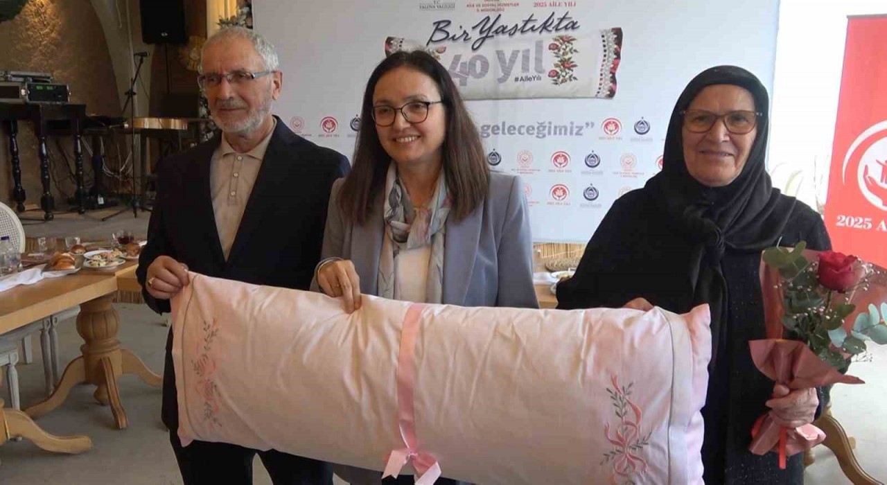 Yalovada evlilikte 40 yılı deviren çiftlere uzun yastık hediye