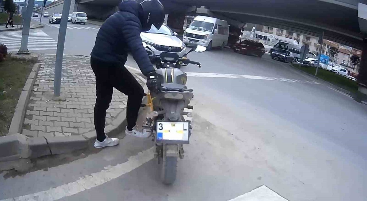 Yalovada kaldırımda motosiklet süren sürücüye ceza yağdı