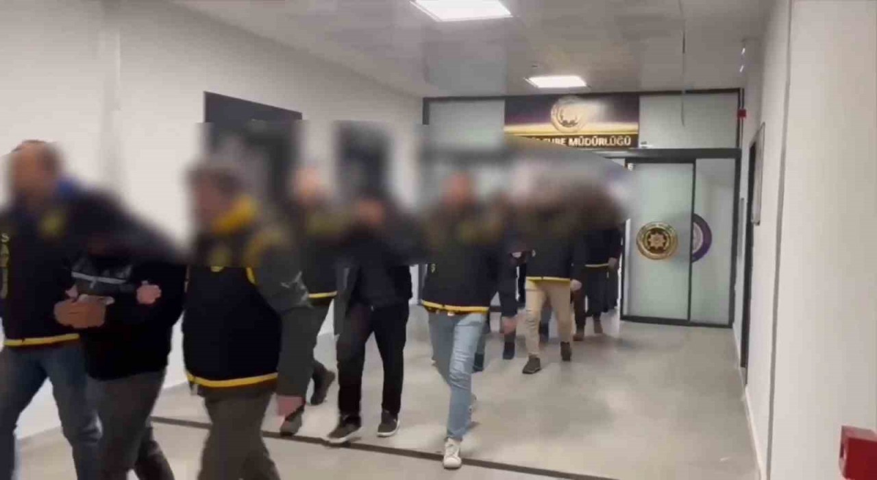 Yalovada kendilerini polis-savcı olarak tanıtarak 35 milyon lira dolandıran 5 kişi tutuklandı